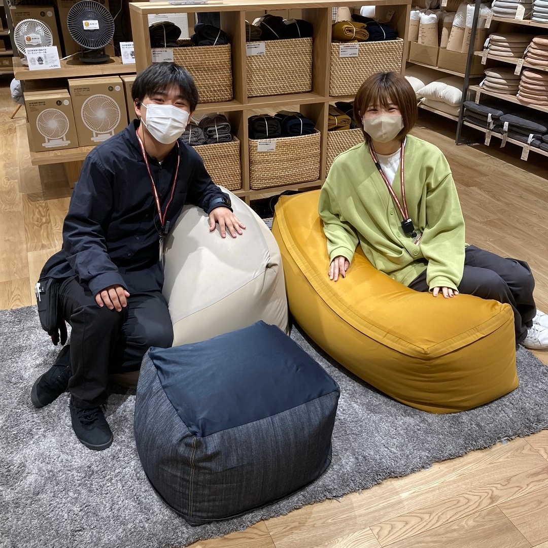 ソファに座るスタッフ