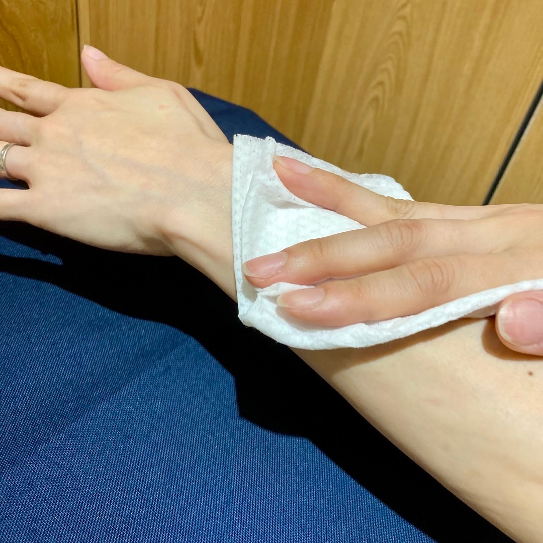 シートで拭く様子
