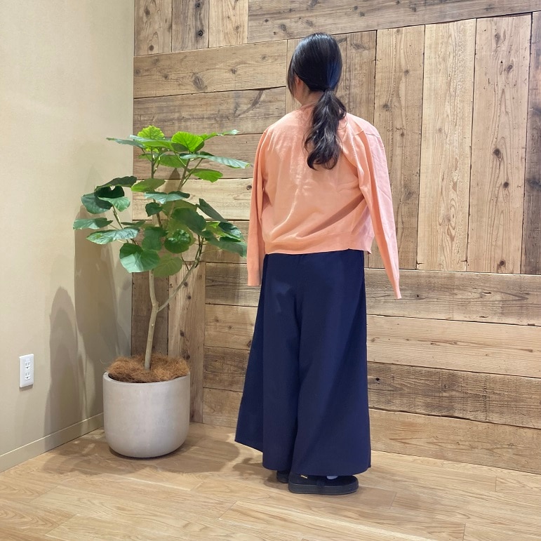 後ろを向いている女性