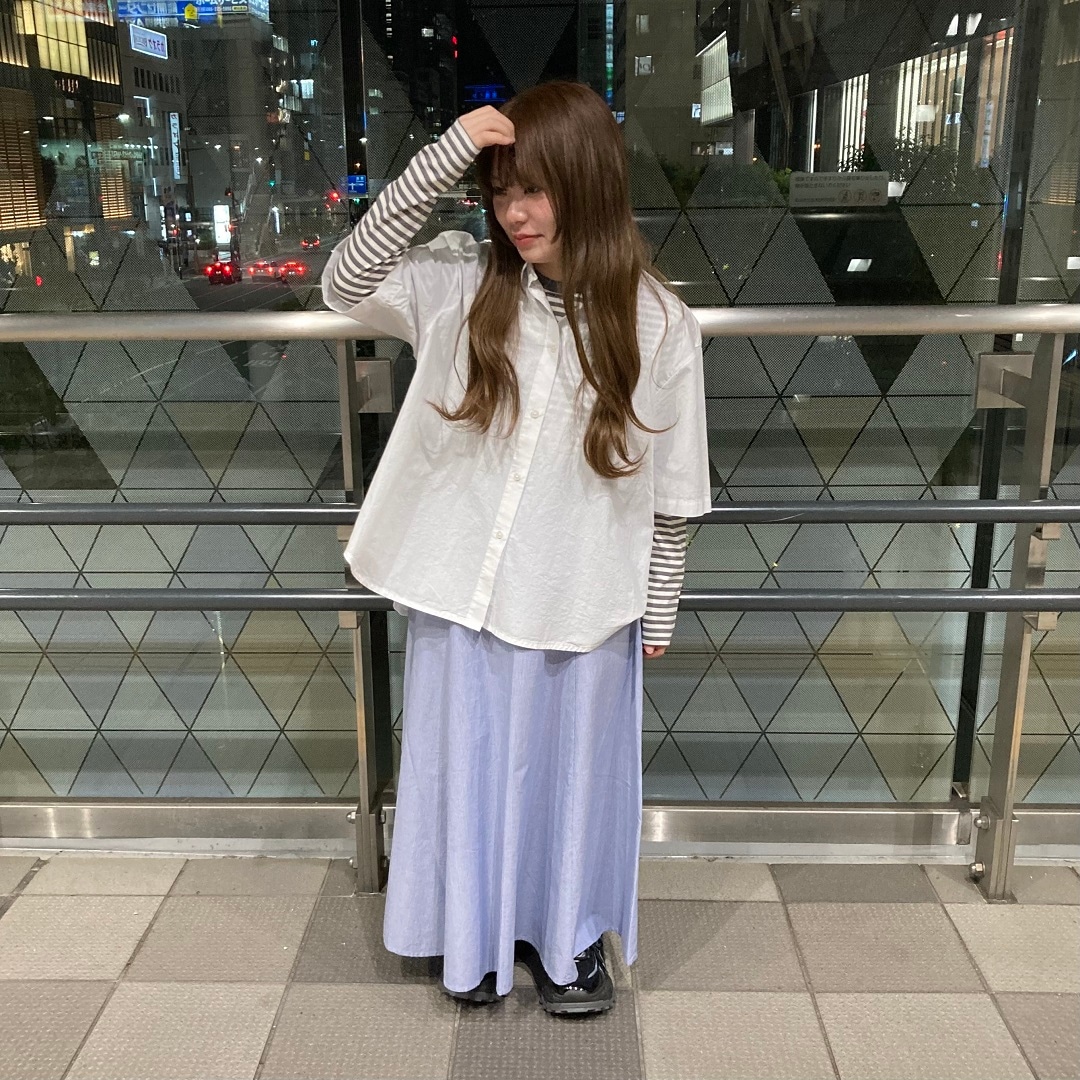 スカートをはいた女性の写真
