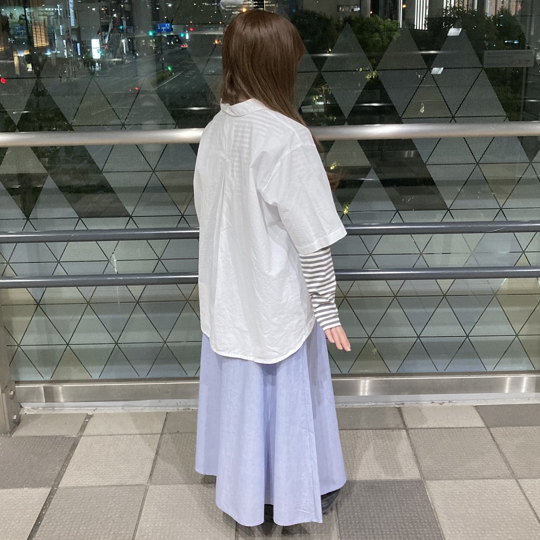 スカートをはいた女性の写真