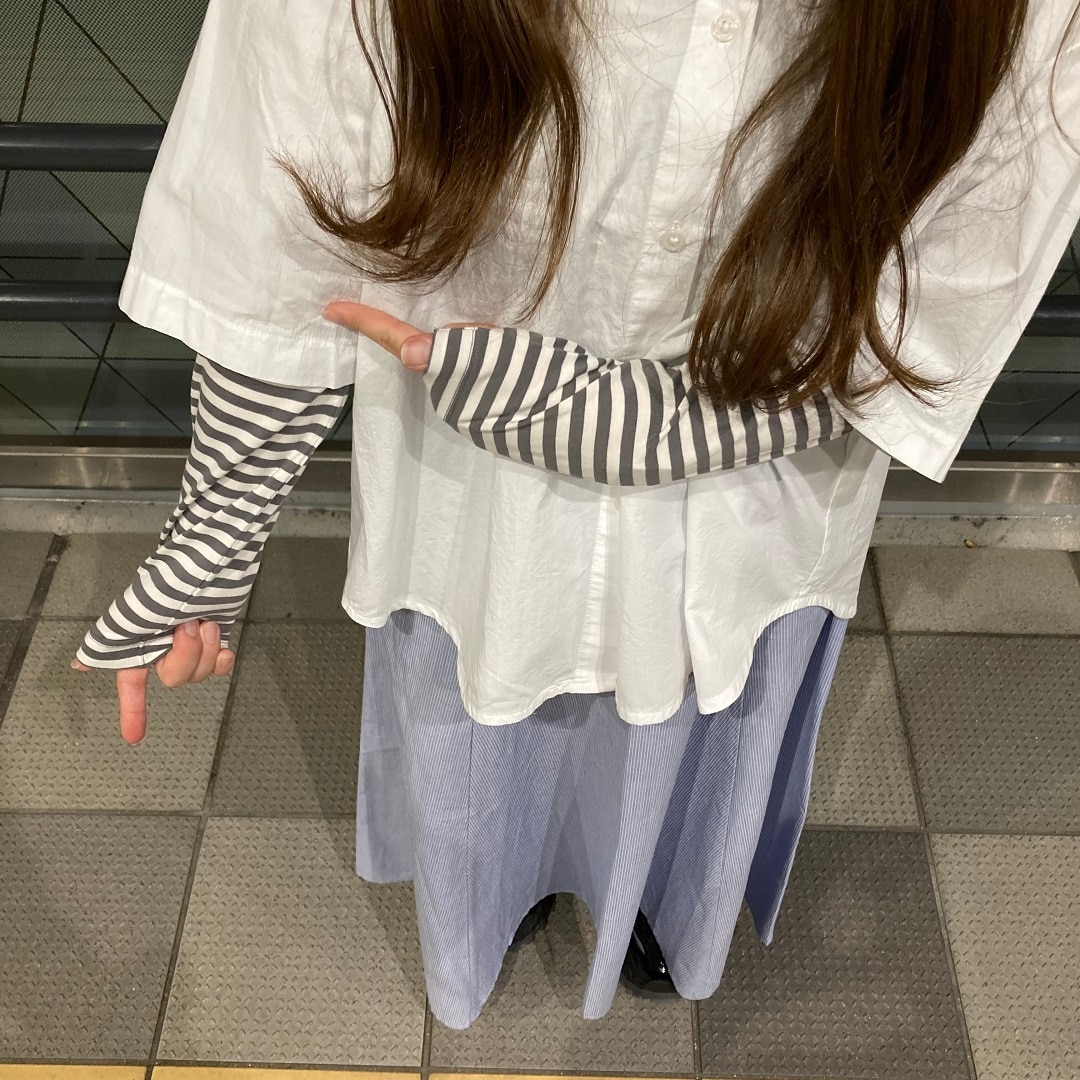 スカートをはいた女性の写真