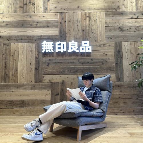 本を読んでいる男性