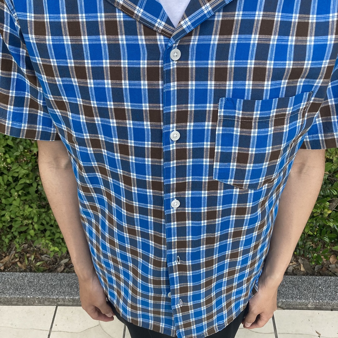 シャツを着た男性の写真