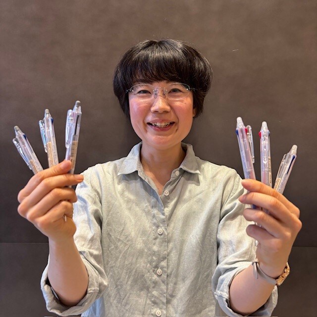 スタッフの愛用品　こすって消せる３色ボールペンノック式