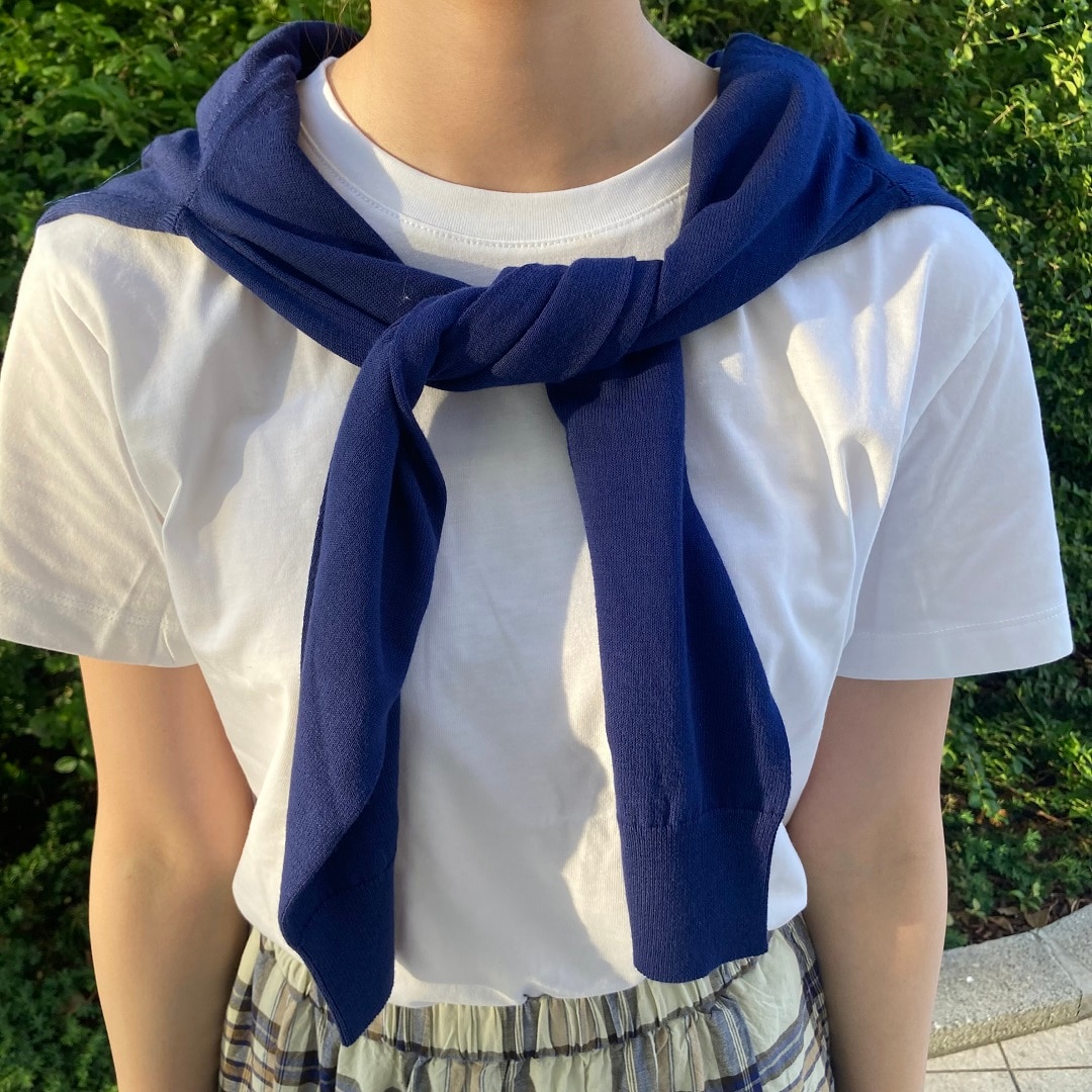 チェック柄のスカートを履いている女性