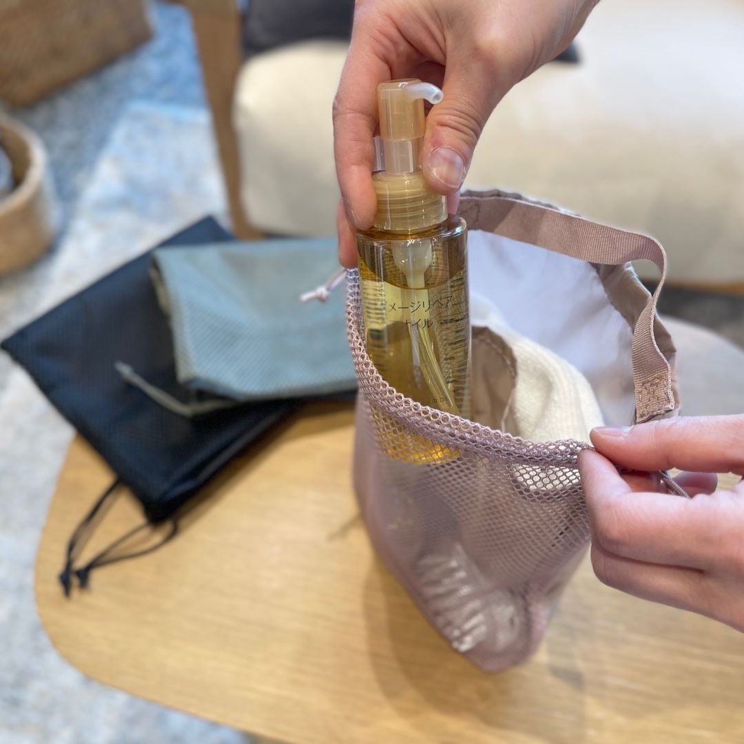 ポリエステルメッシュ巾着取り出している