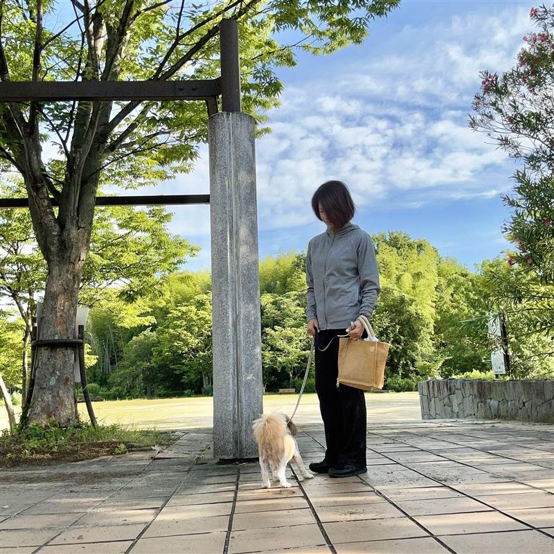 パーカーを着てお散歩