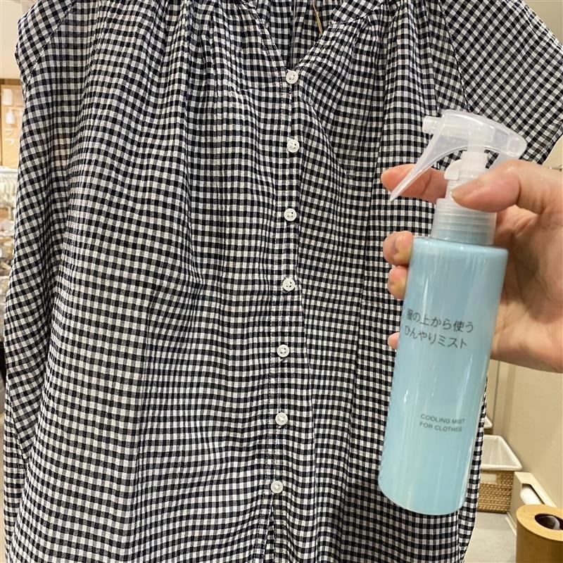 服にかける