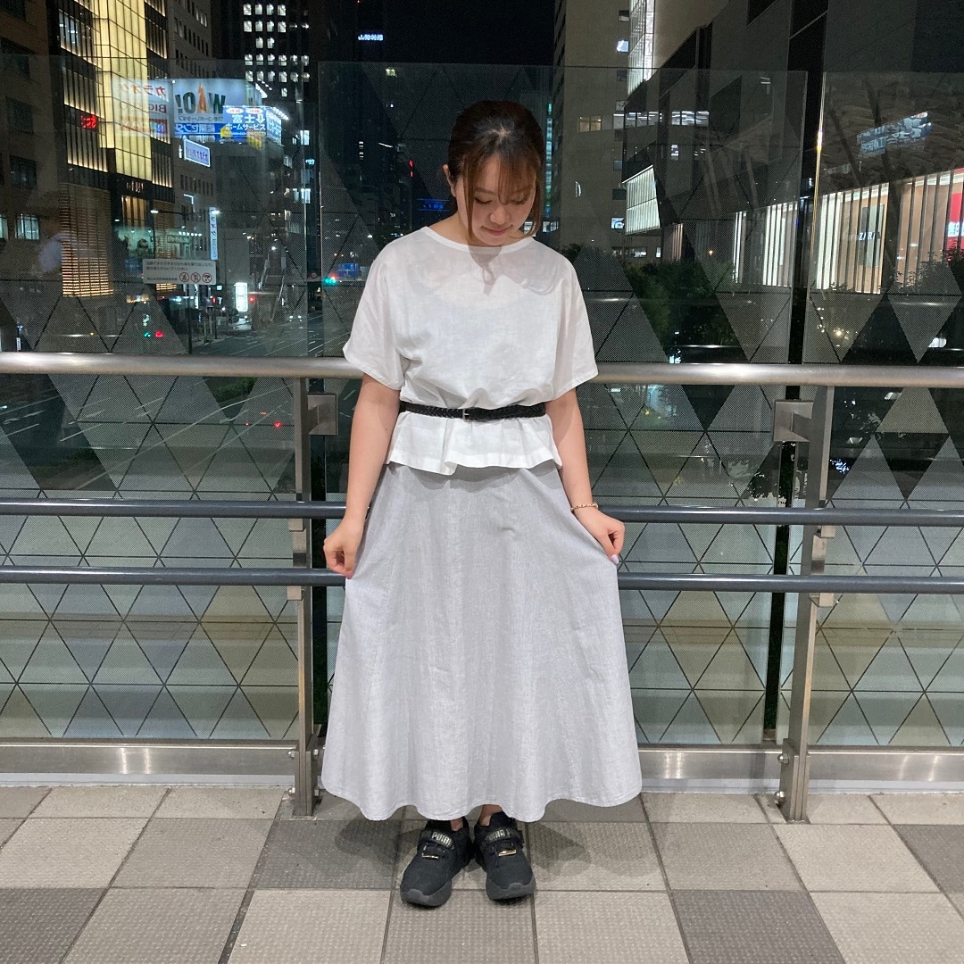 スカート姿の女性