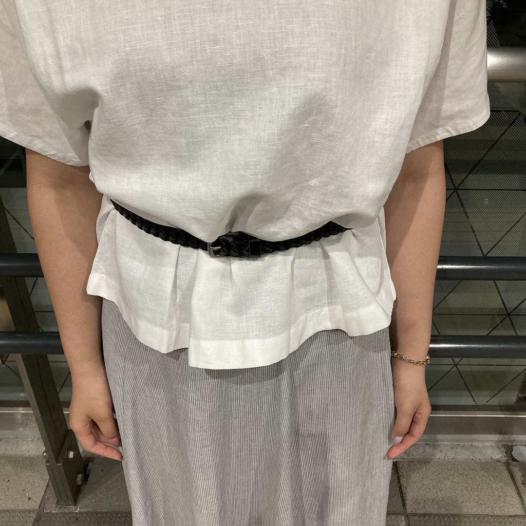 スカート姿の女性