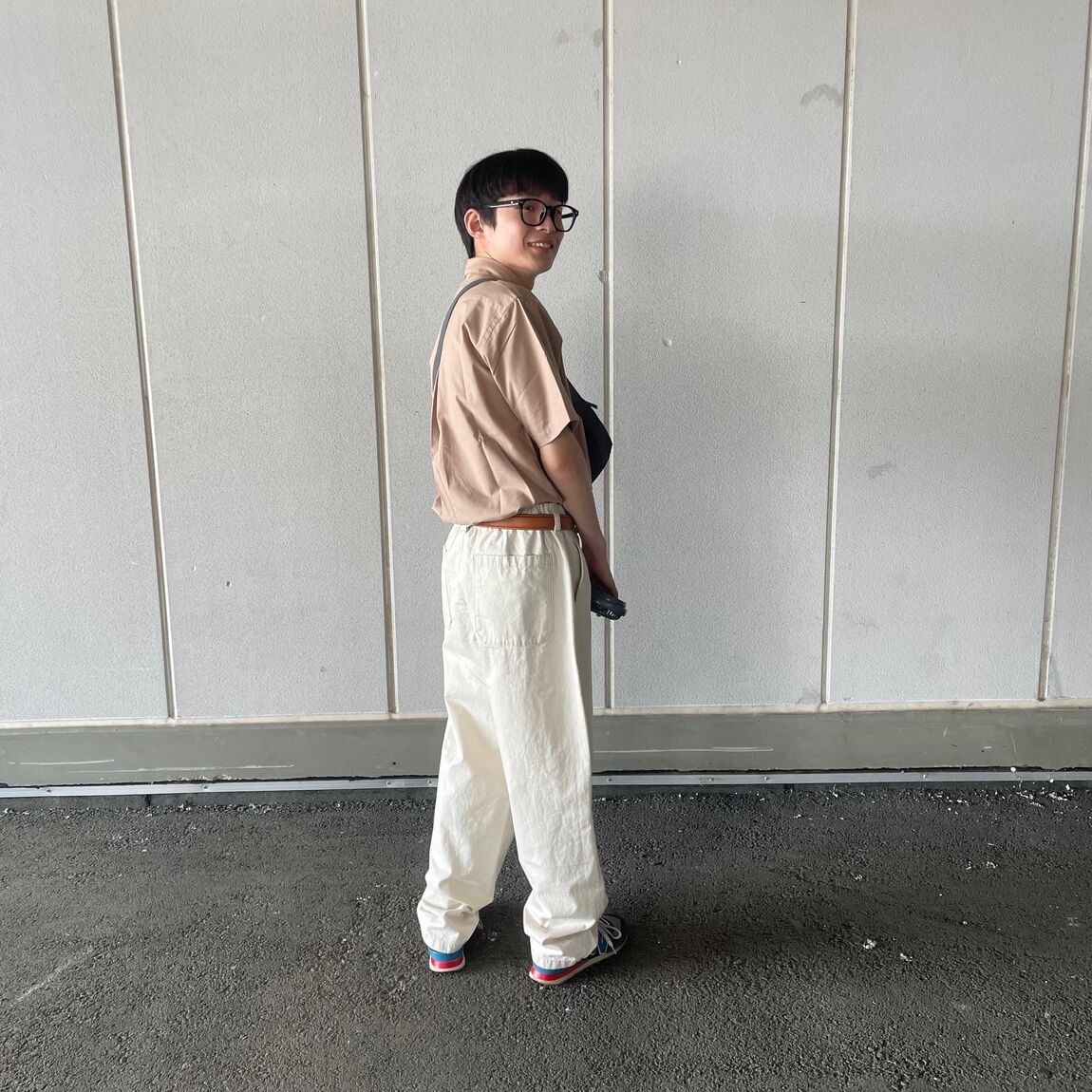 全身横向き　笑顔