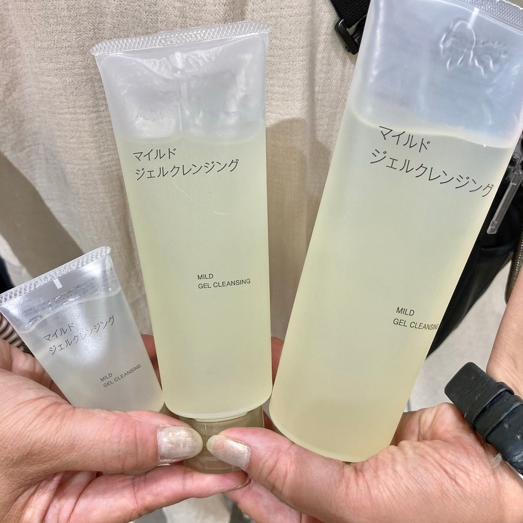 クレンジングジェルを手に持ったスタッフ
