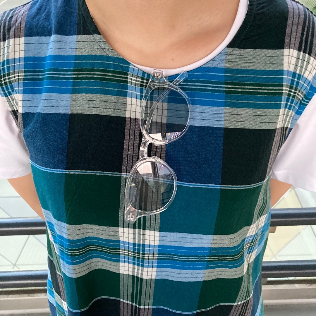 立っている女性の写真