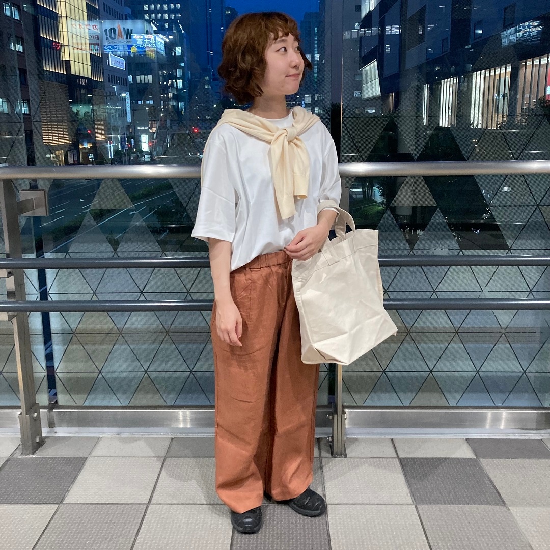 立っている女性の写真