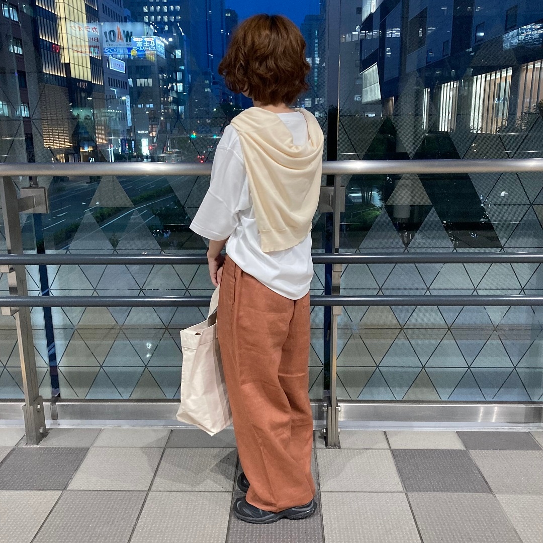 立っている女性の写真