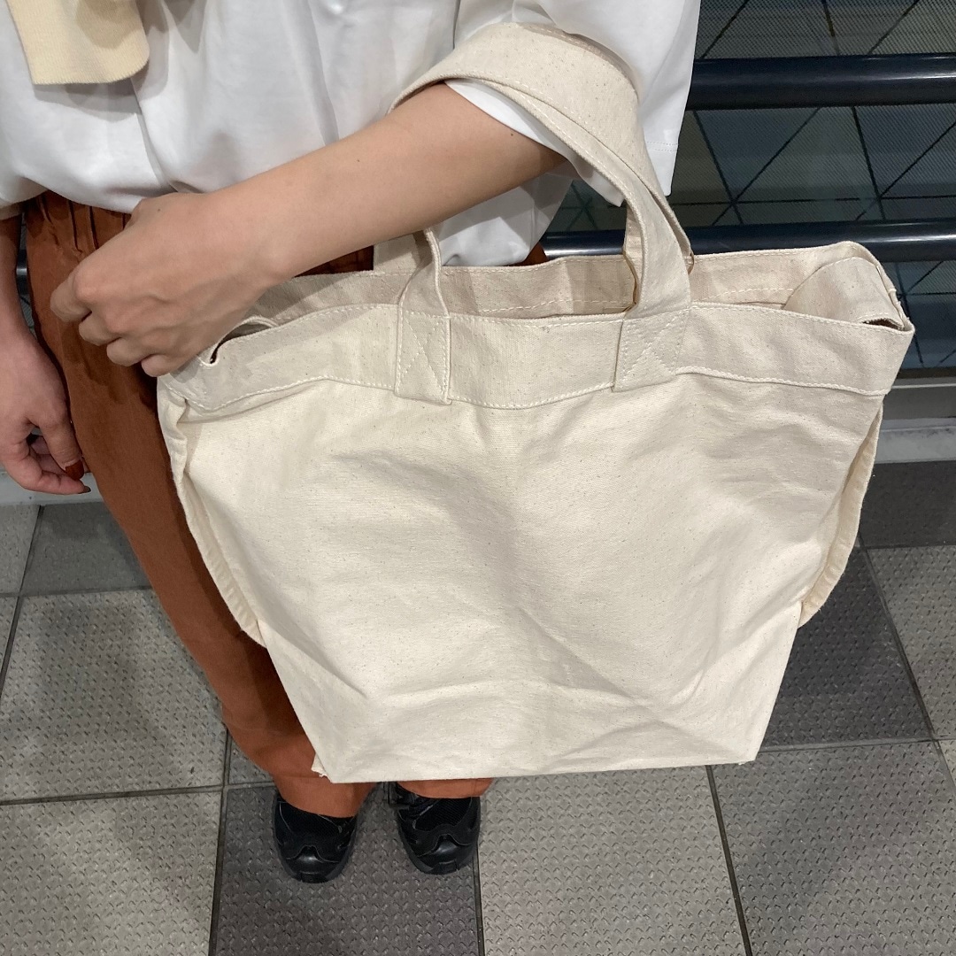 立っている女性の写真