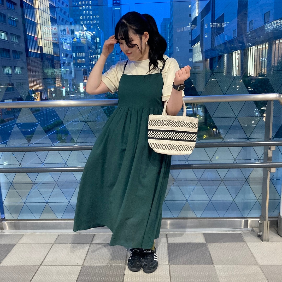 立っている女性の写真
