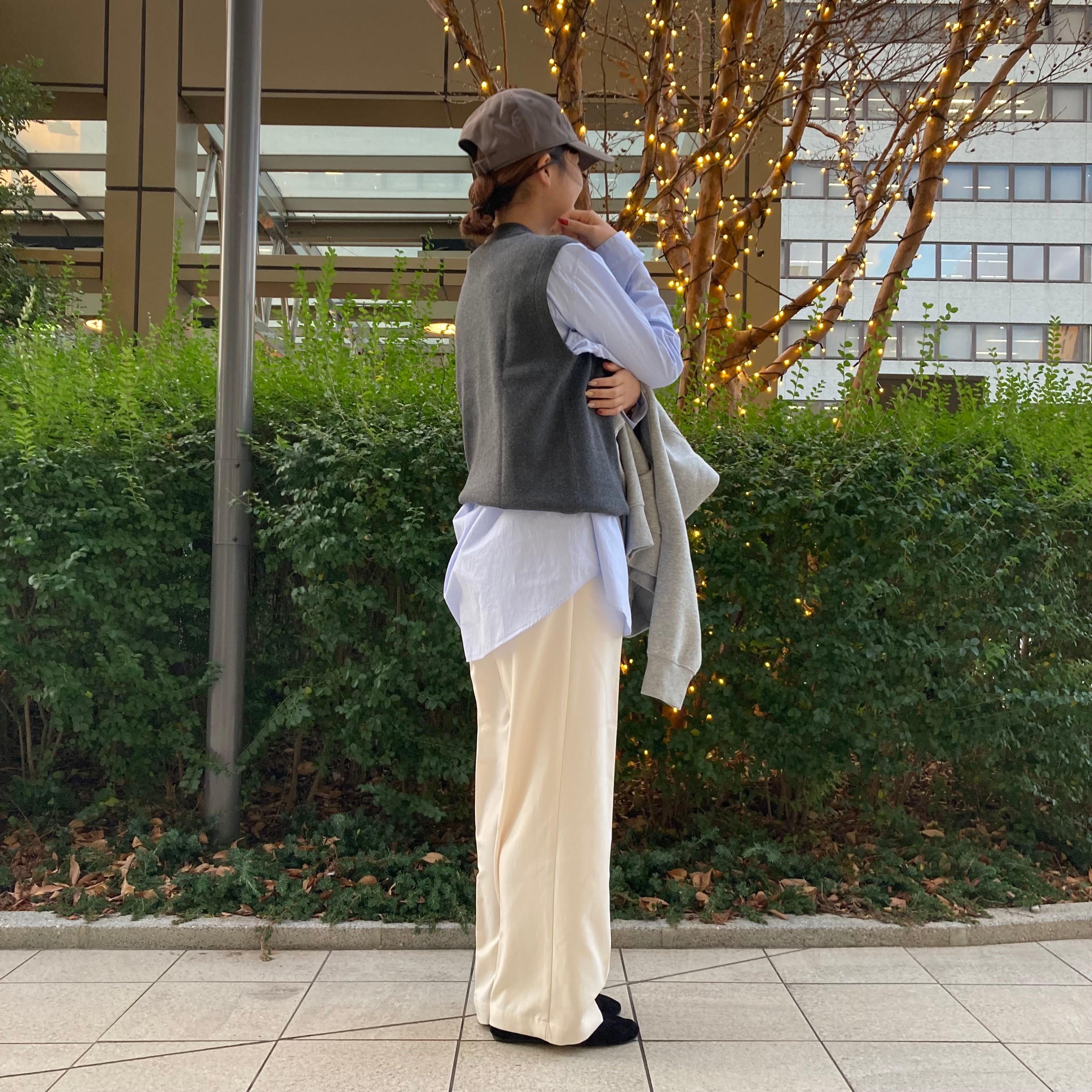キャップをかぶった女性の写真