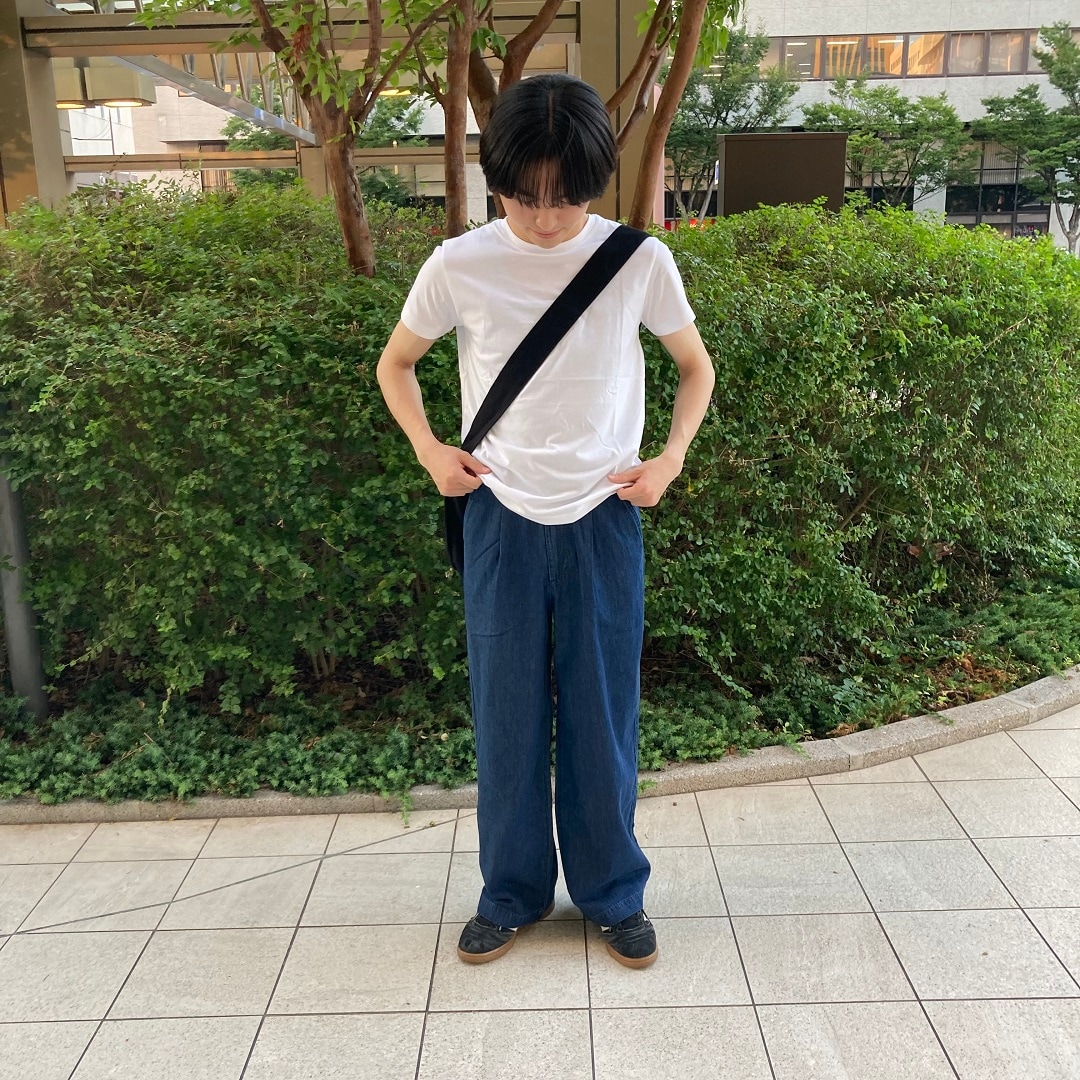立っている男性の写真