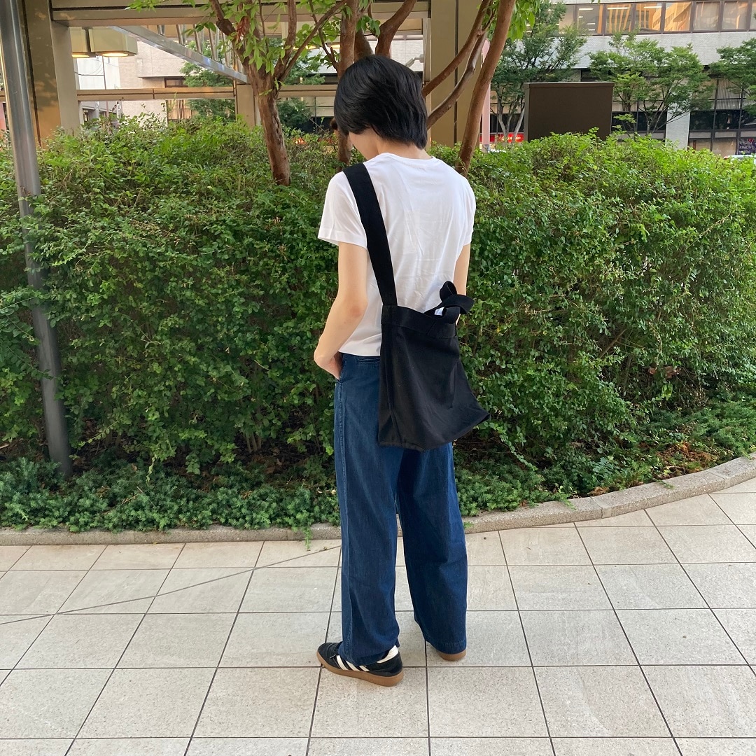 立っている男性の写真