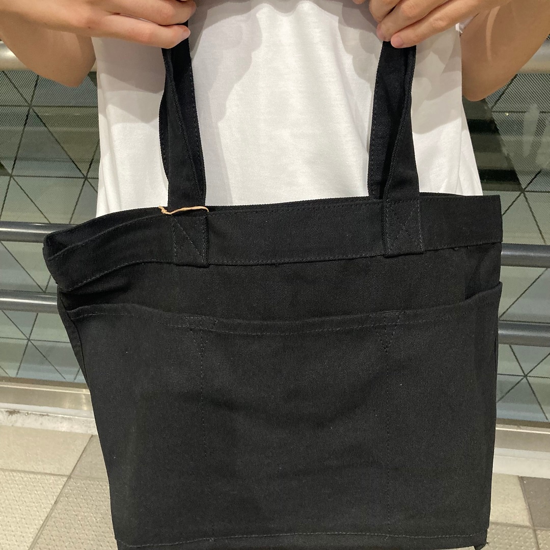 男の子が立っている写真