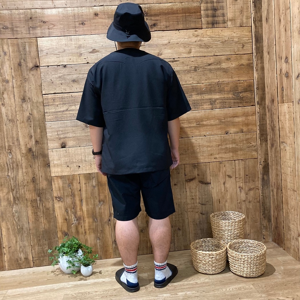 男性スタッフ後ろ姿