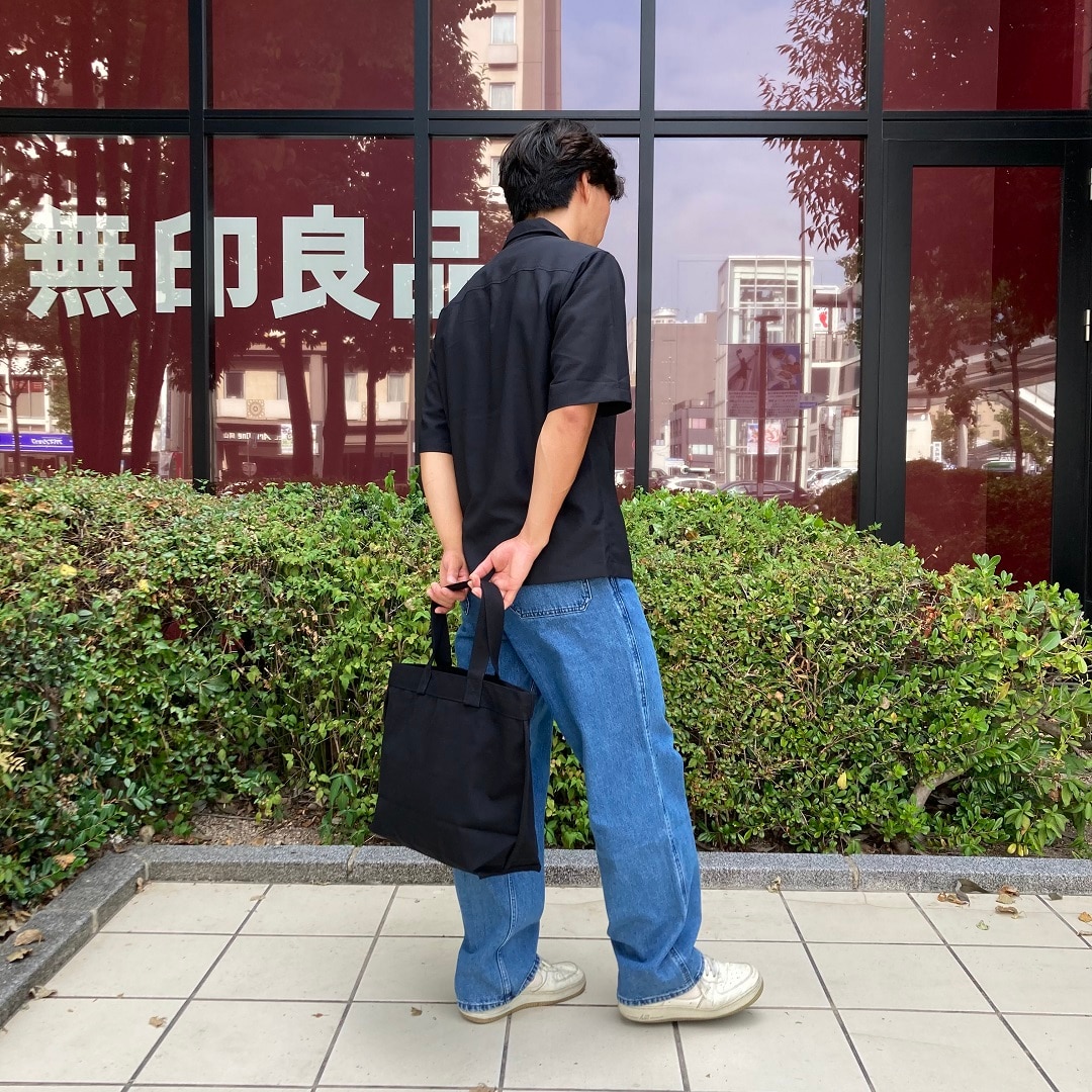 シャツを着た男性の写真