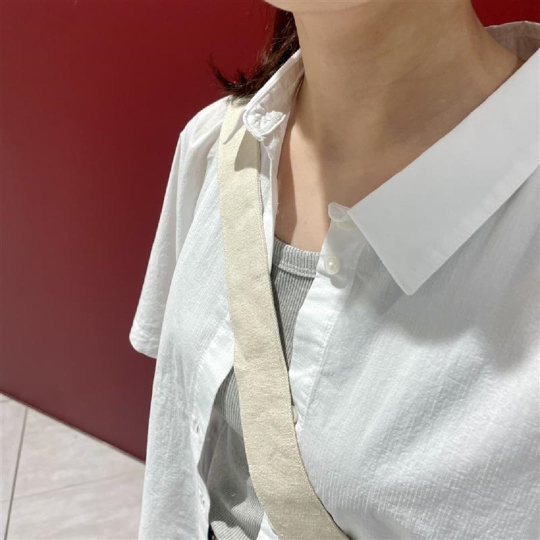 胸元アップ
