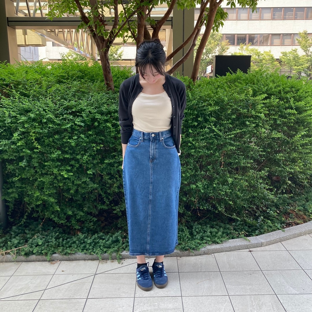 スカートを履いた女性の写真