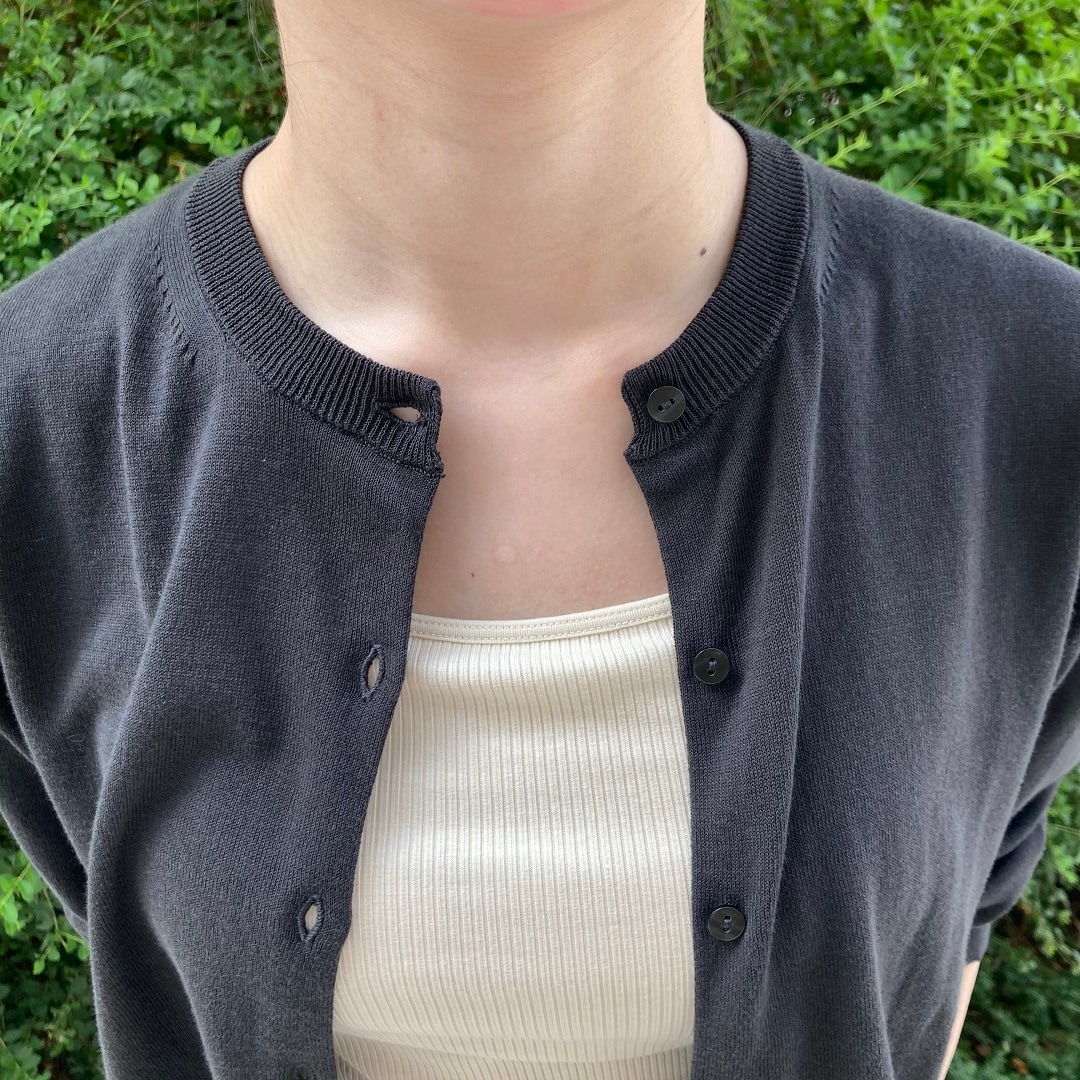 スカートを履いた女性の写真