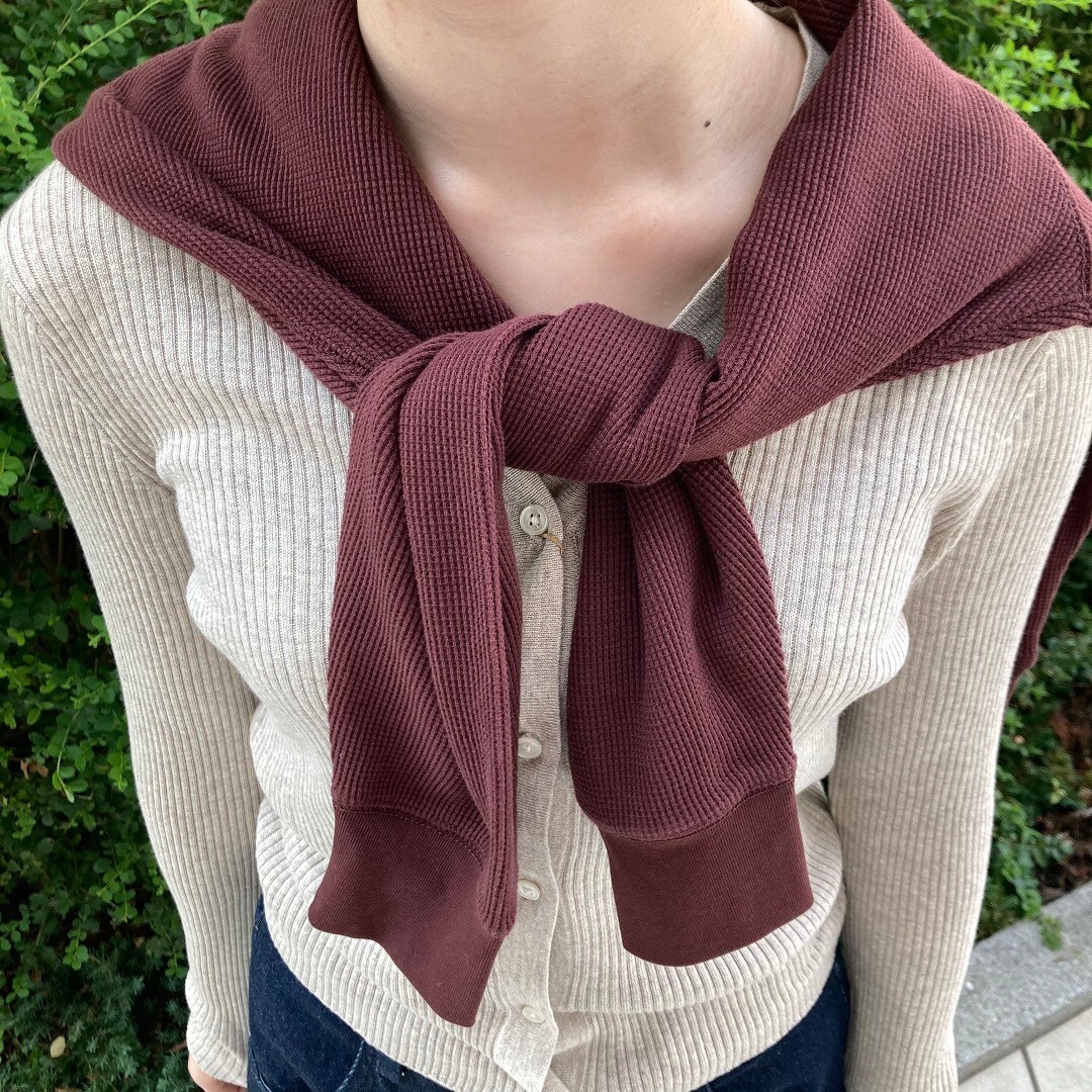 秋物の服を着た女性の写真