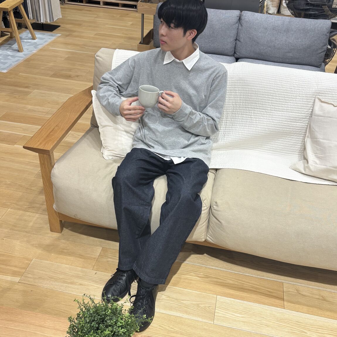 クルーネック長袖Tシャツとイージーパンツを着用して座ってる写真