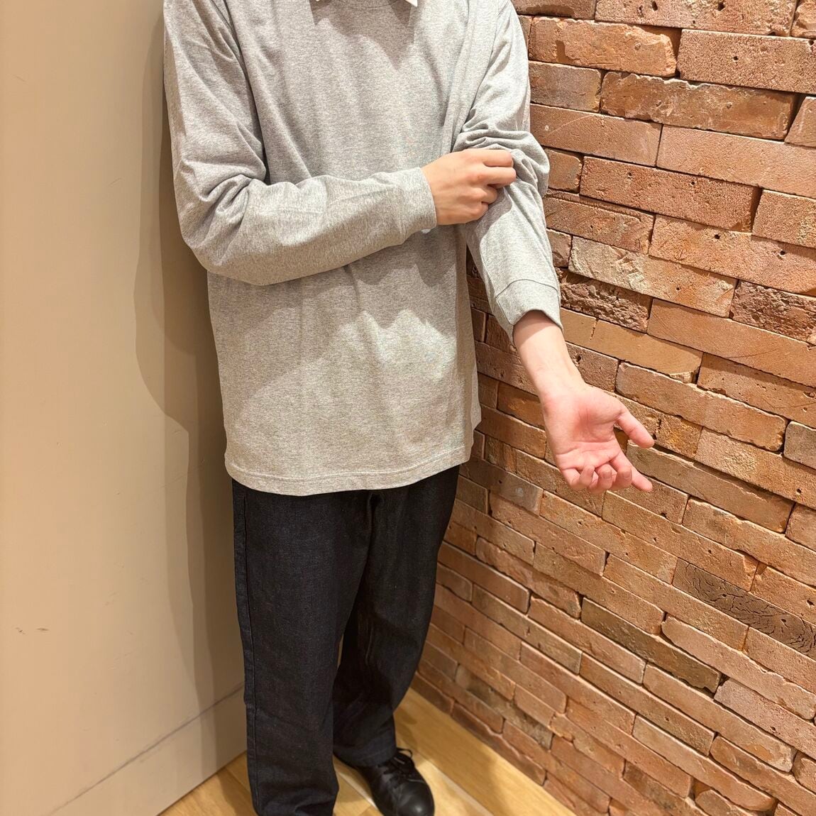 クルーネック長袖Ｔシャツの手元の写真