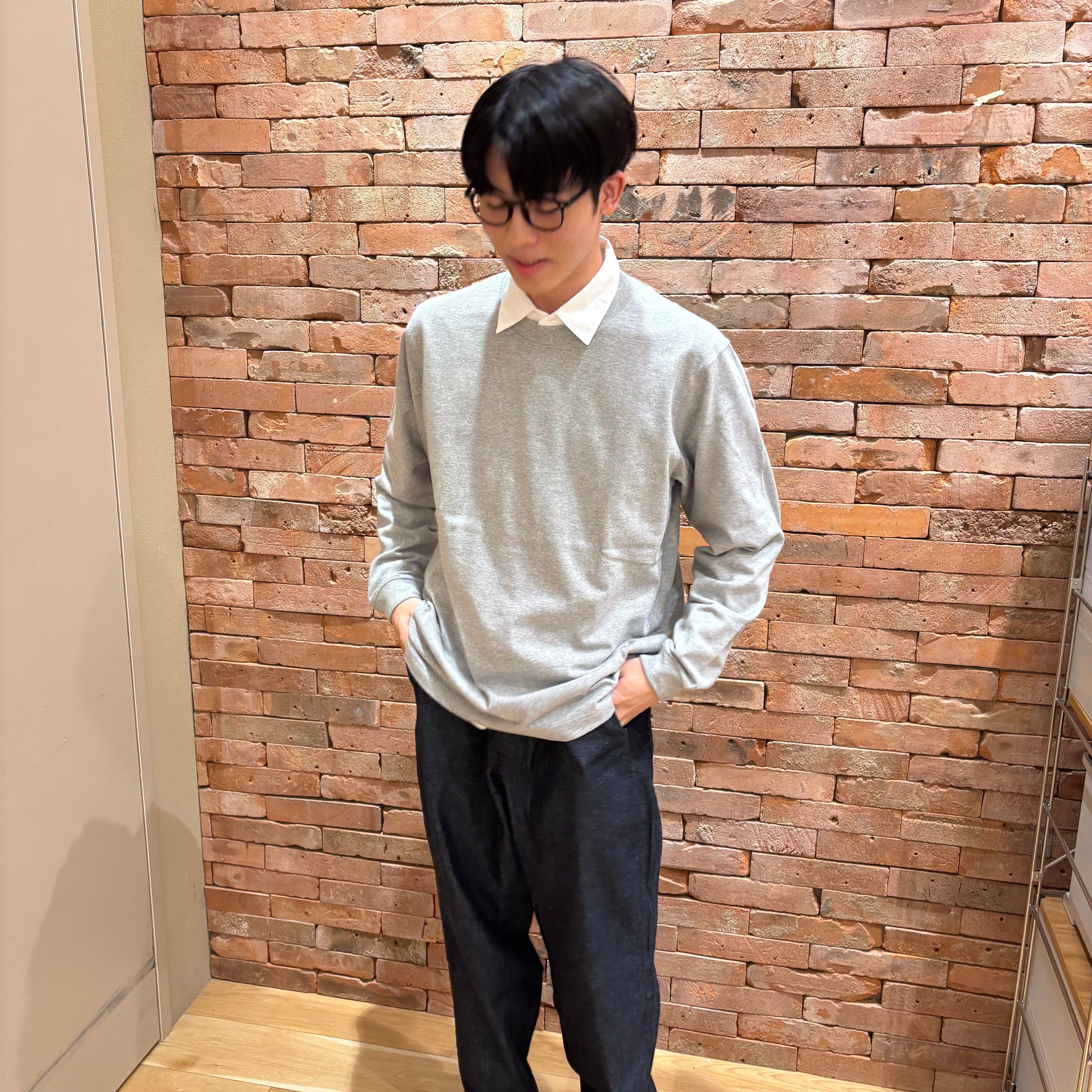 イージーワイドパンツとクルーネック長袖Tシャツを着用した全体写真