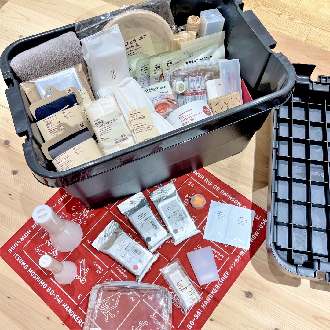 頑丈ボックスと防災グッズの写真