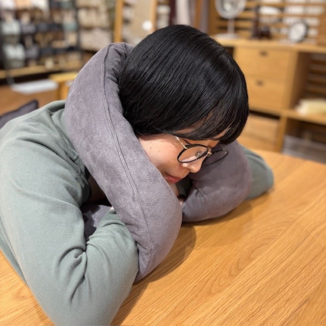 新商品　自由に巻けるループクッション　使い方4