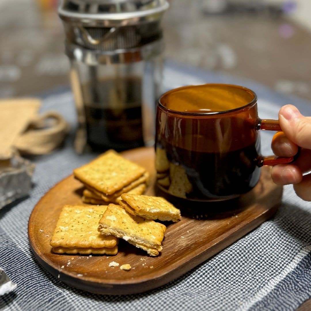 コーヒー持ってる