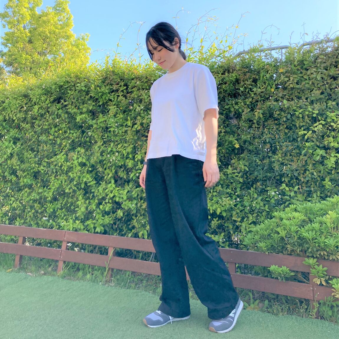 白いTシャツを着た女性