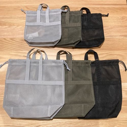 グレー・黒・カーキの各一つずつの立体メッシュ持ち手付き巾着