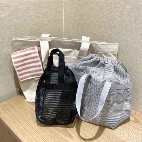 机の上に置かれた立体メッシュ持ち手付き巾着
