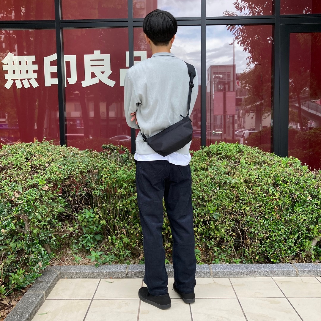 スウェットを着た男性の写真
