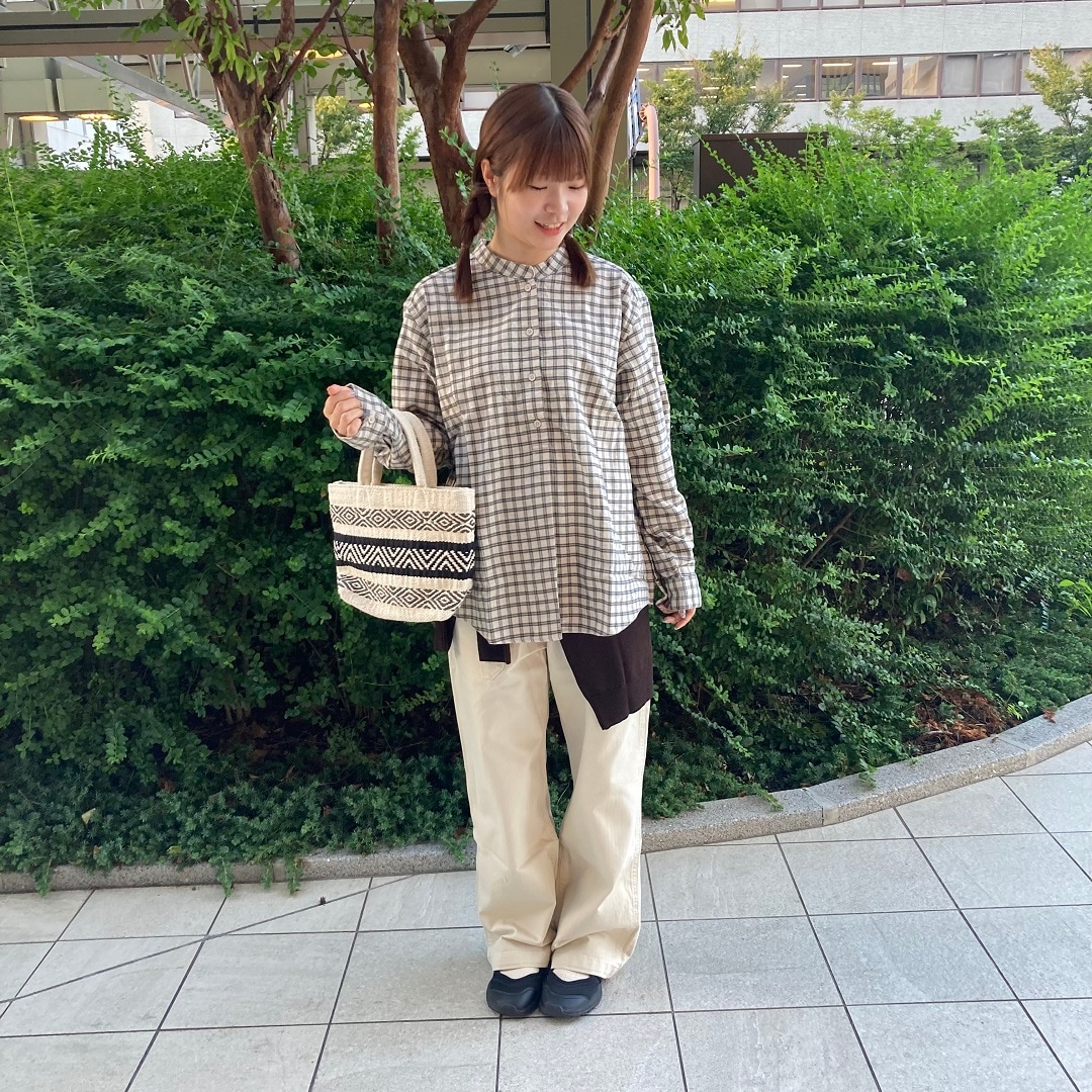 秋服を着た三つ編みの女性