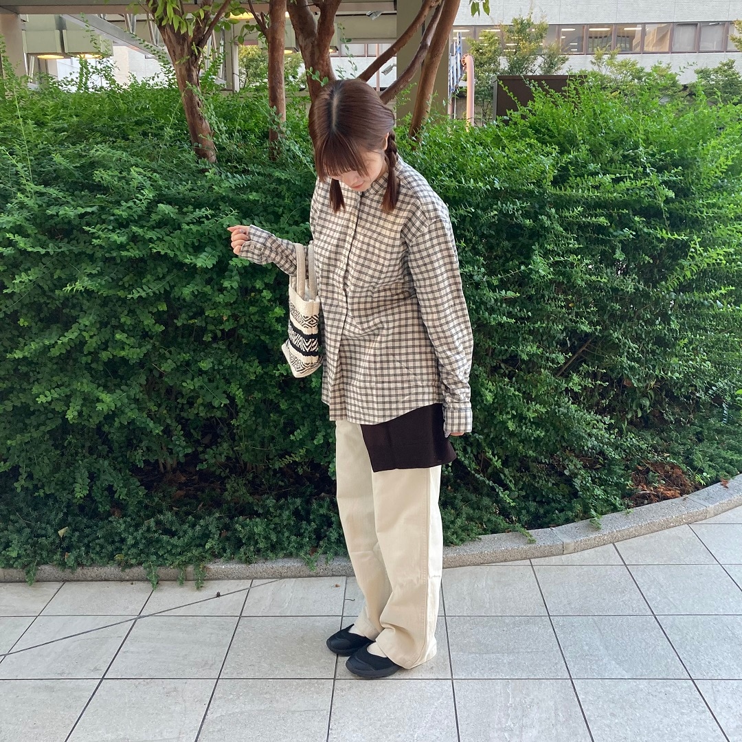 秋服を着た三つ編みの女性