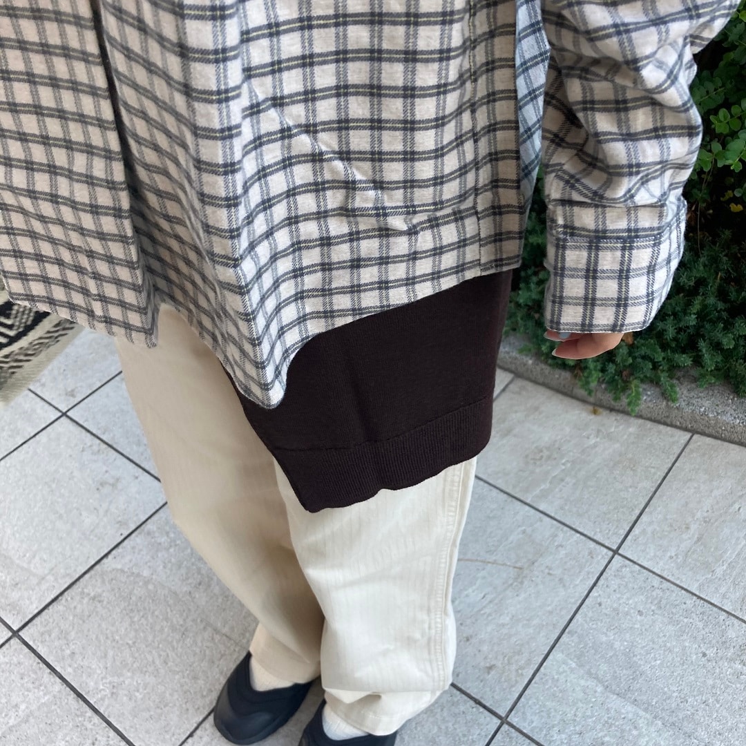 秋服を着た三つ編みの女性