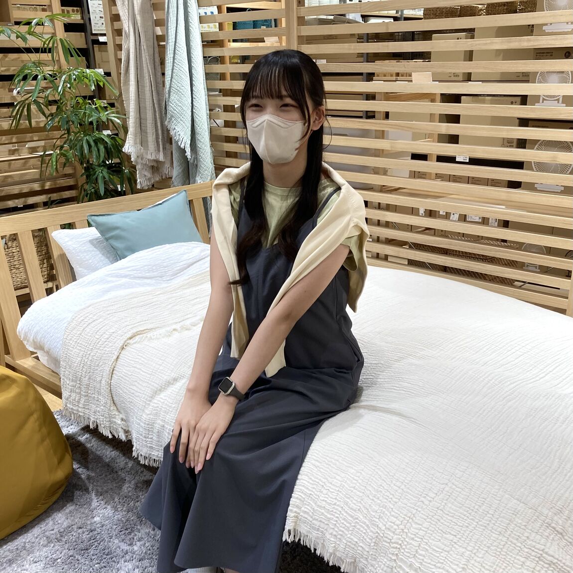 座っている