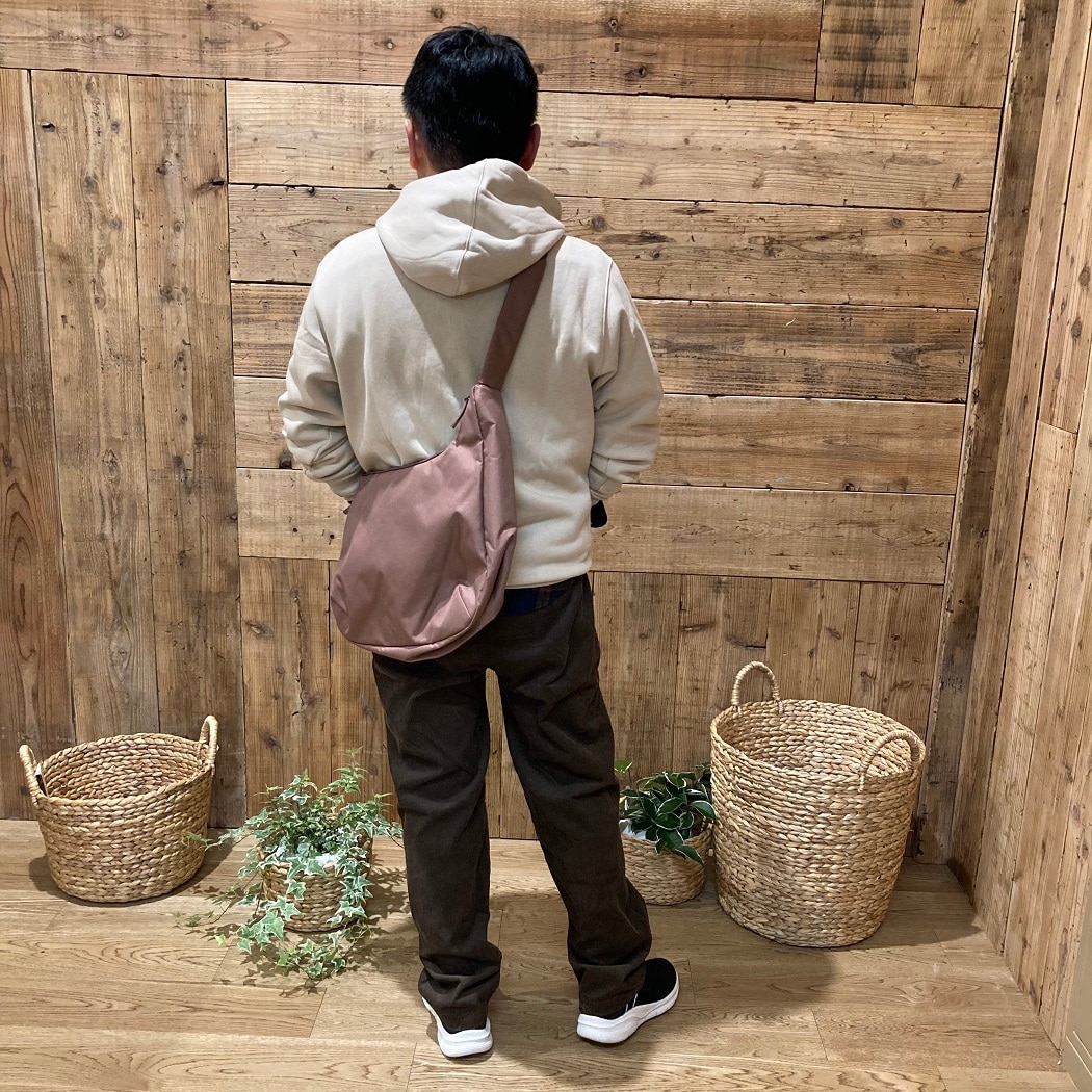 男性スタッフ　後ろ姿