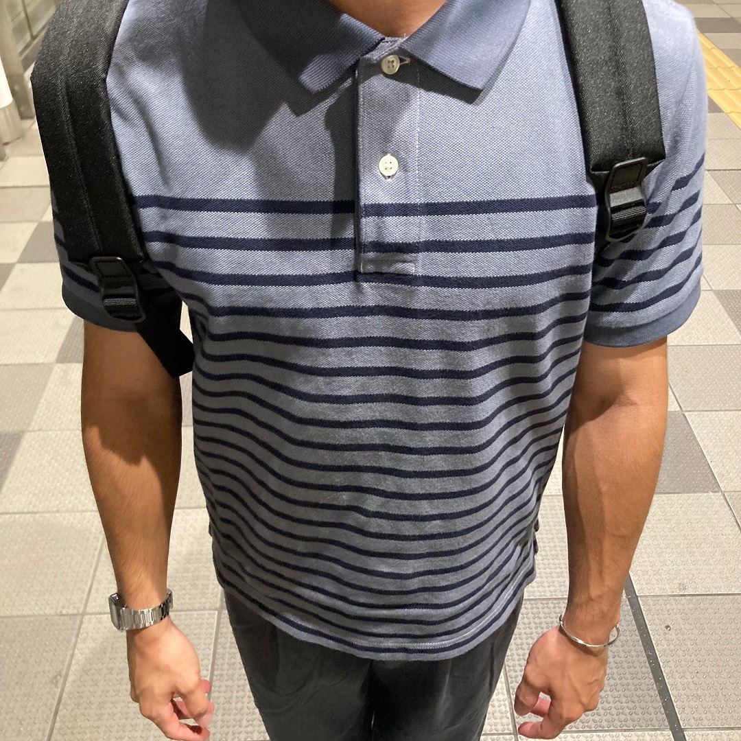 ポロシャツを着た男性の写真