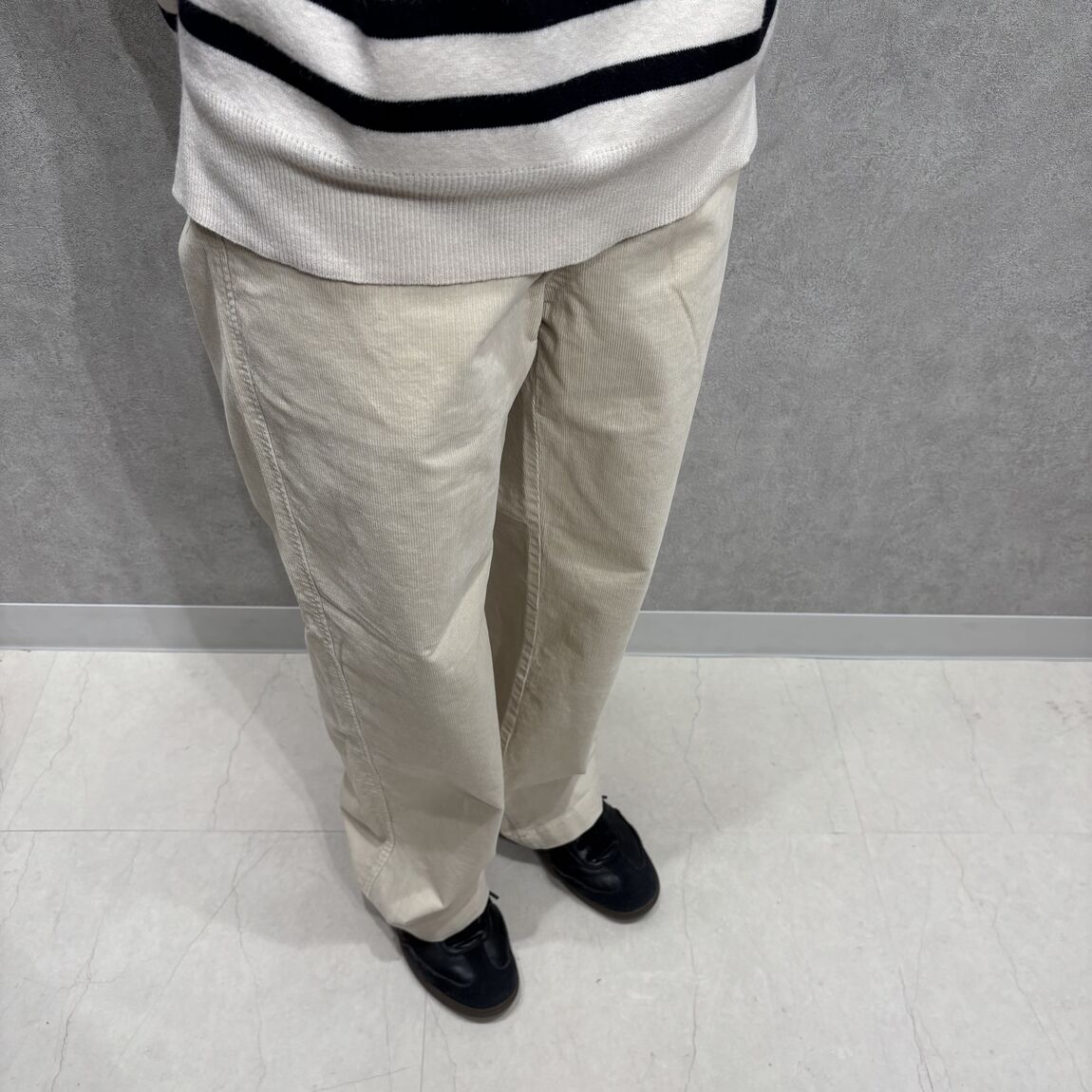 婦人　足元