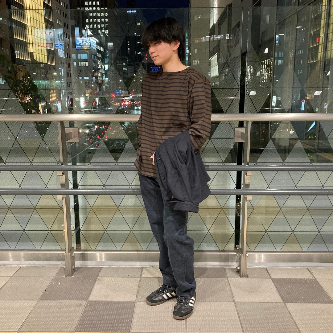 男の子が立っている写真